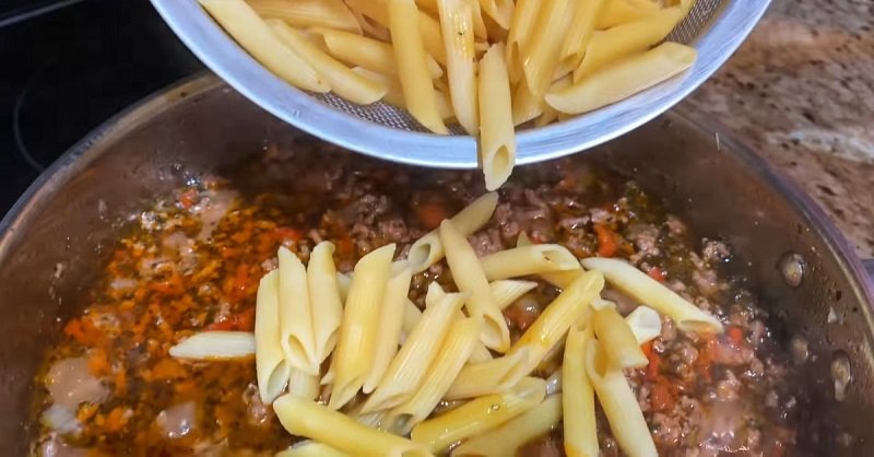 готовые макароны с подливой