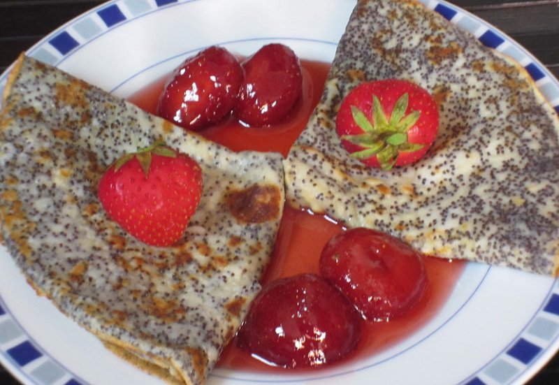 маковые блины с клубникой