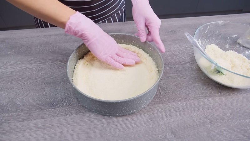 крошка из теста в форме для выпекания