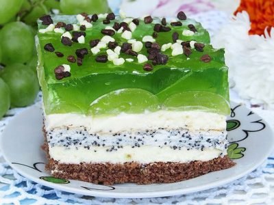 Бисквитный маковый торт с виноградом