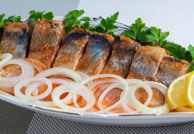 подача готовой сельди в томате