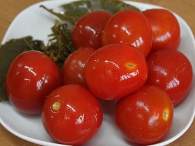 Малосольные помидоры с чесноком в банке