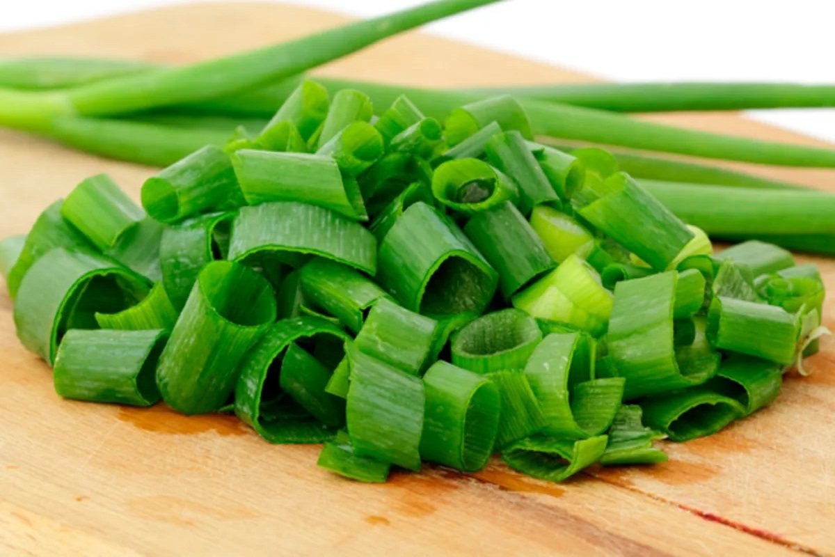 нарезанный зеленый лук