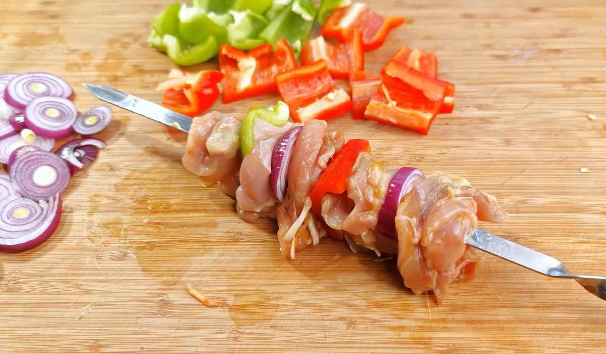 курица с овощами на шампурах
