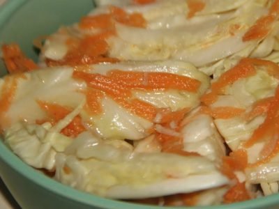 Маринованная капуста с морковью и чесноком