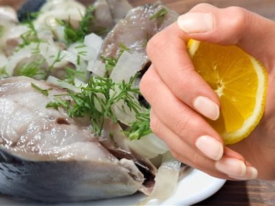 Маринованная селедка с луком и лимоном