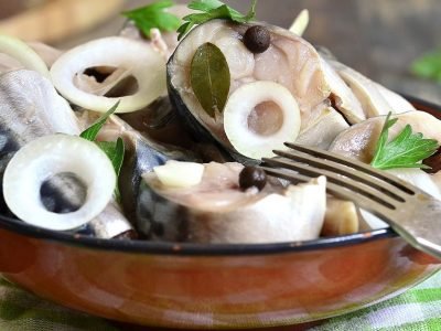 Маринованная в уксусе скумбрия с луком