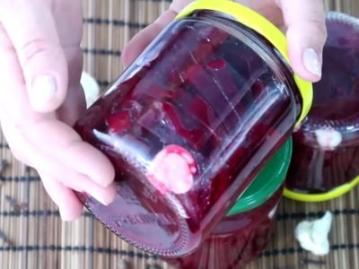 Маринованная свекла с черной смородиной