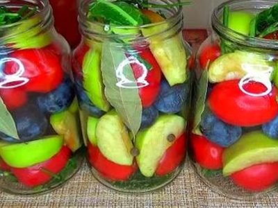 Маринованное ассорти из слив, томатов и яблок