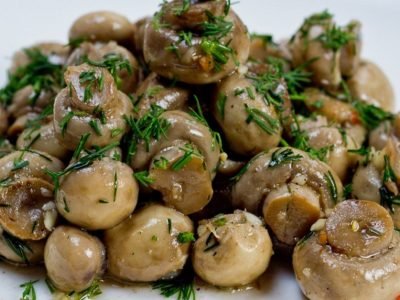 Пикантные маринованные грибы с чесноком