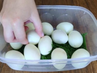 Маринованные куриные яйца с укропом