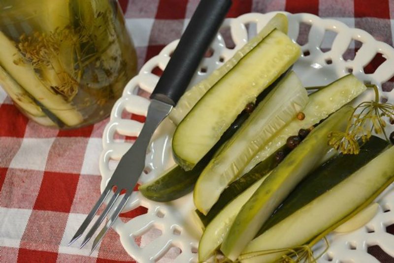 маринованные огурцы с изюмом