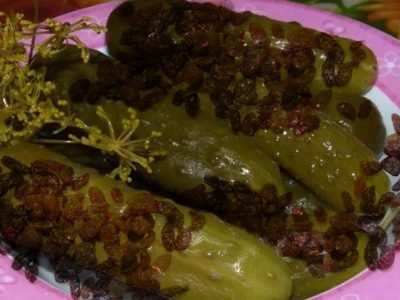 Маринованные огурцы с изюмом