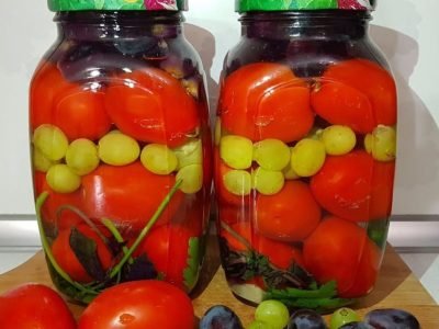 Маринованные помидоры с виноградом на зиму
