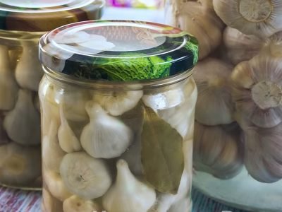 Маринованный чеснок головками