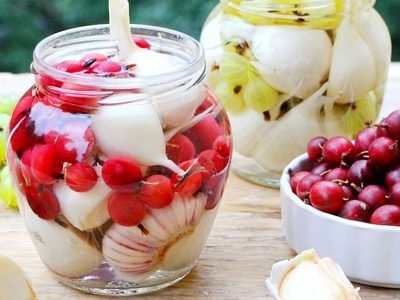 Маринованный крыжовник с чесноком