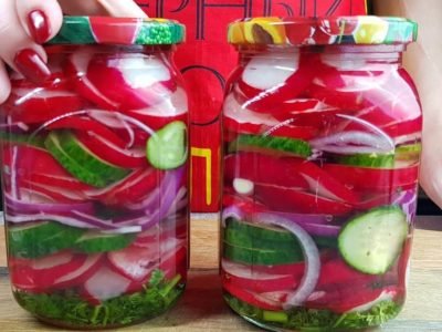 Маринованный редис с огурцами в банке
