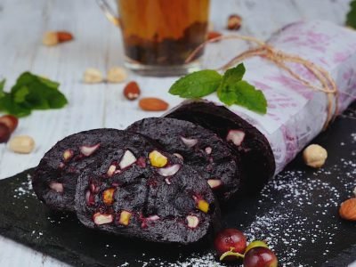 Мармеладно-ореховый рулет из черной смородины