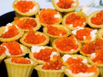 Богатая «Мимоза» с лососем и красной икрой