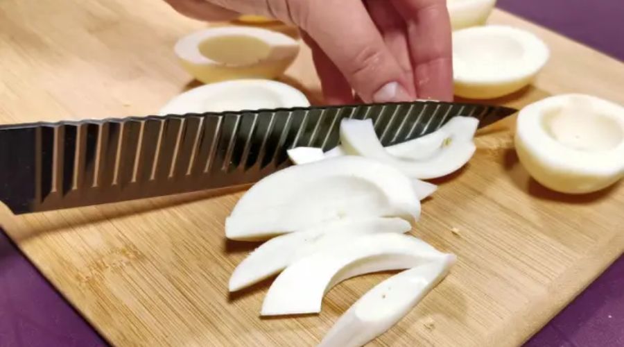 нарезать яйца