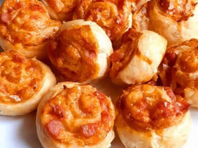 Быстрая мини-пицца из бездрожжевого слоеного теста