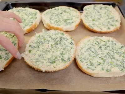 Мини-пицца на булочке в духовке