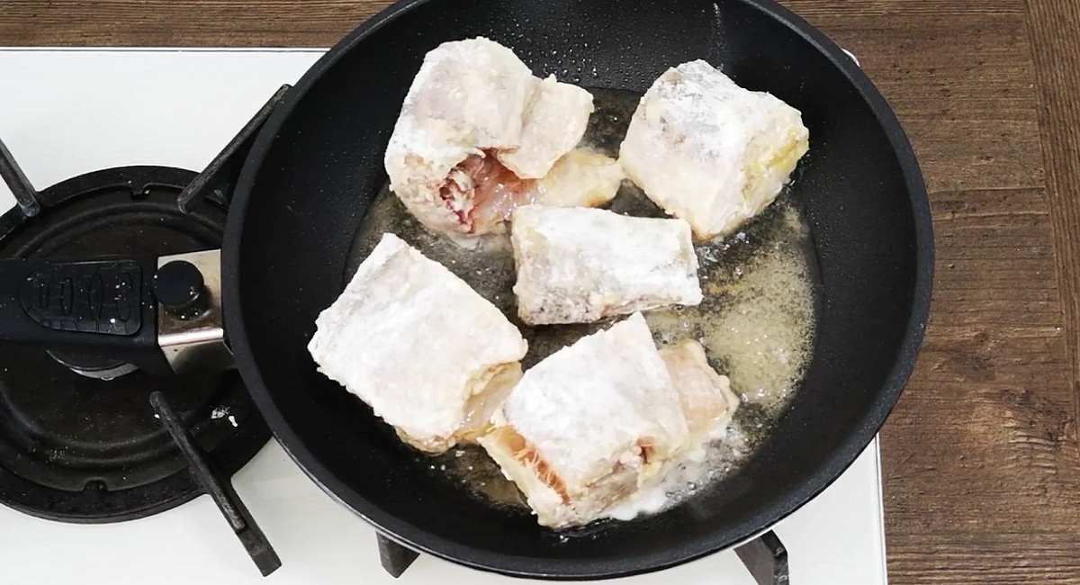 рыба в муке на сковороде