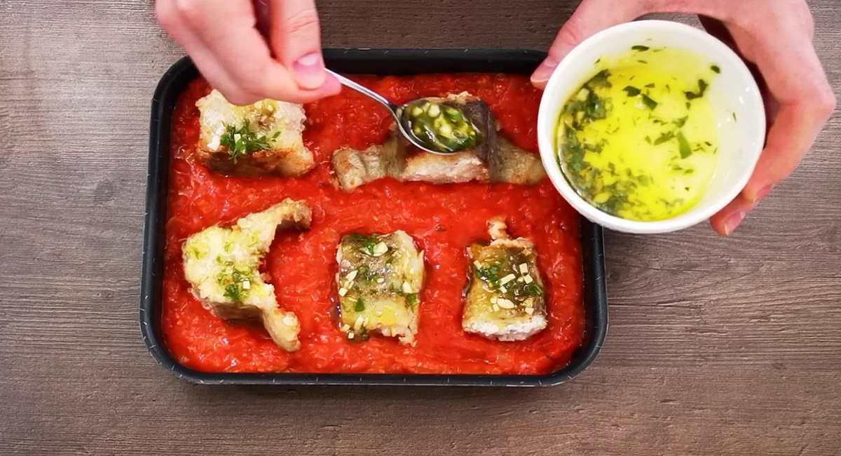 минтай в форме на подушке соуса