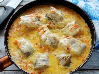 Минтай в сметанном соусе