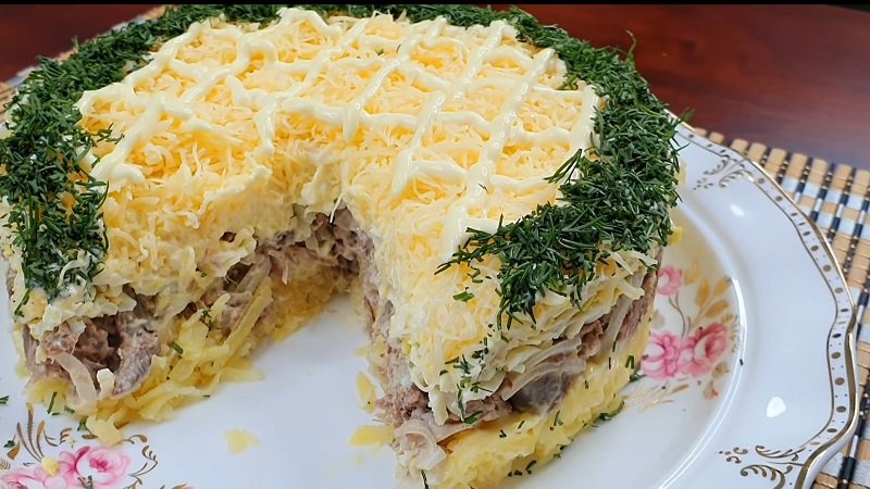 подача готового салата