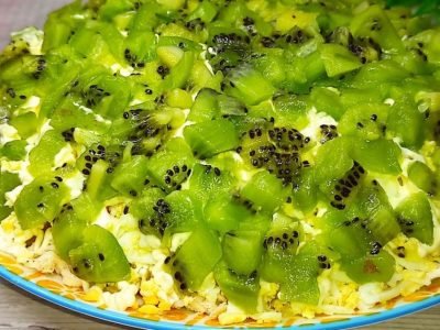 Многослойный салат с киви и курицей