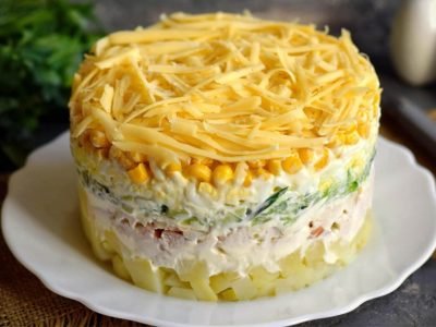 Многослойный салат с копченой курицей и ананасом