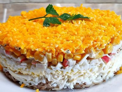 Многослойный салат с курицей и крабовыми палочками
