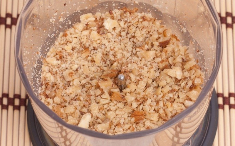 многослойный салат с курицей и орехами