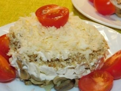 Многослойный салат с курицей и орехами