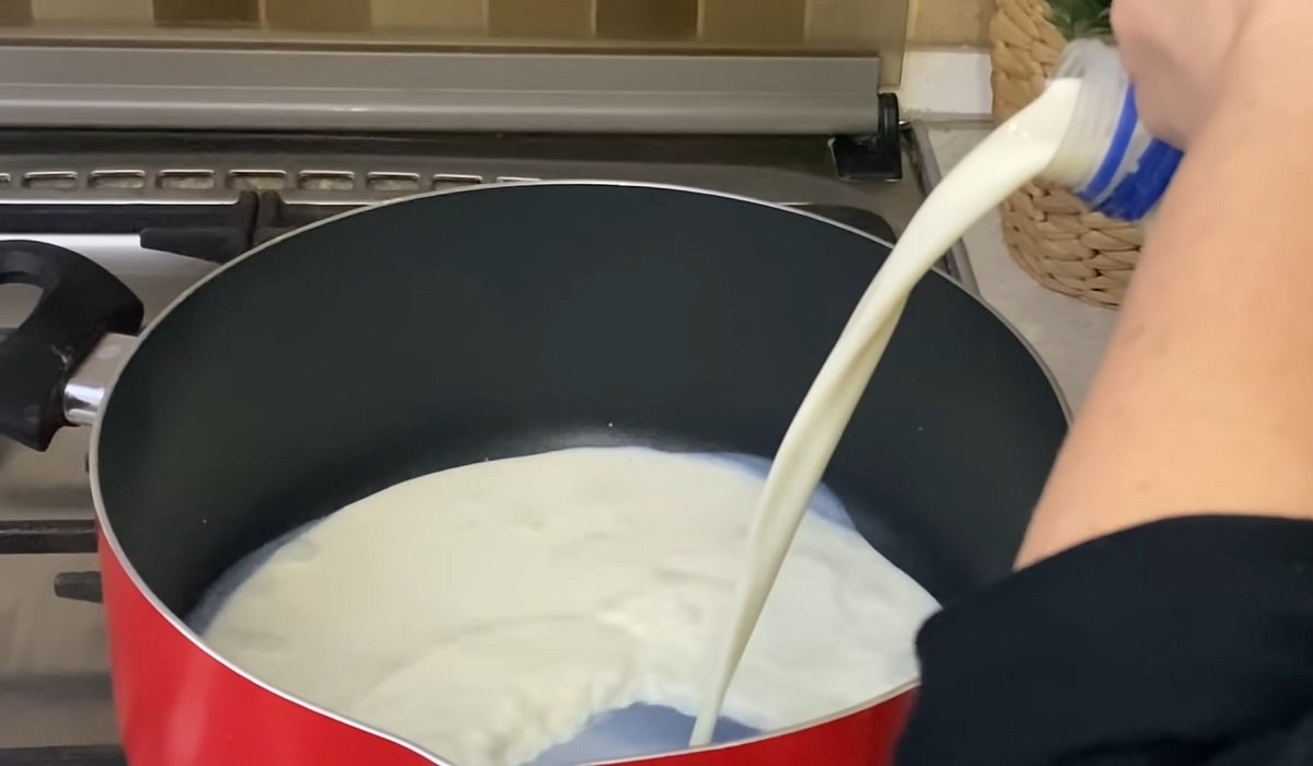 молоко в кастрюле