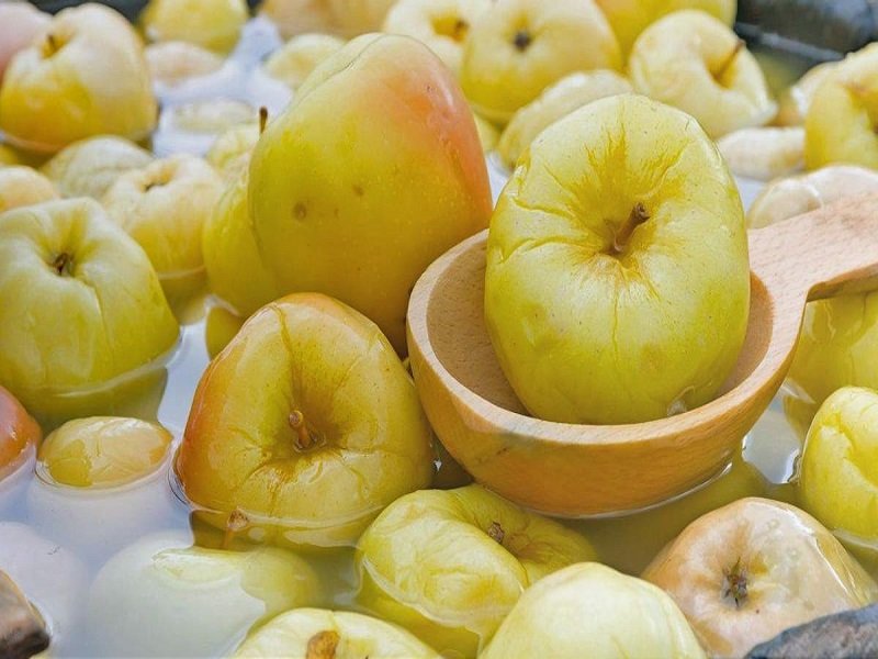 Купить моченые яблоки. Моченые яблоки. Яблоки кислые моченые. Моченые яблоки вкус. Соленые яблоки.