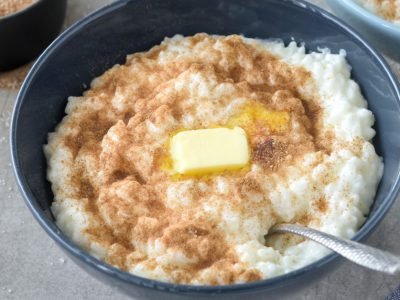 Молочная рисовая каша с ягодами и корицей