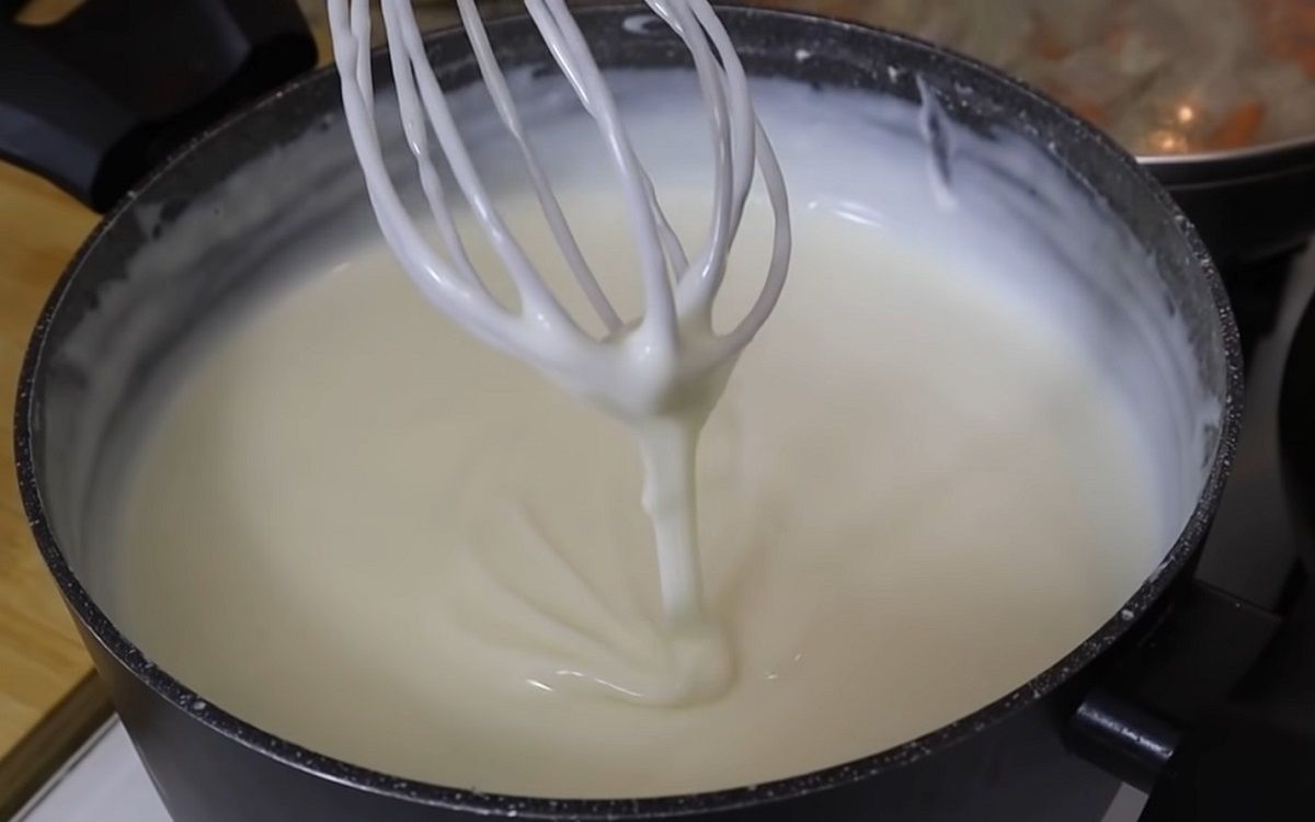 молоко, сахар, мука и крахмал