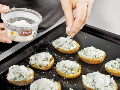 Молодой картофель с чесноком