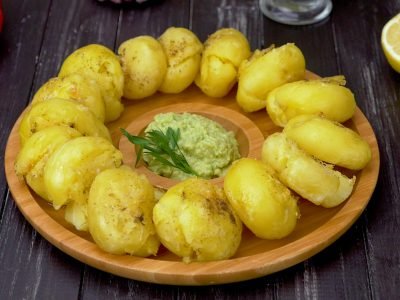 Молодой картофель с соусом из авокадо