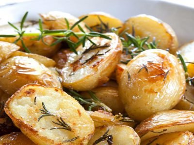 Молодой картофель, запеченный в духовке