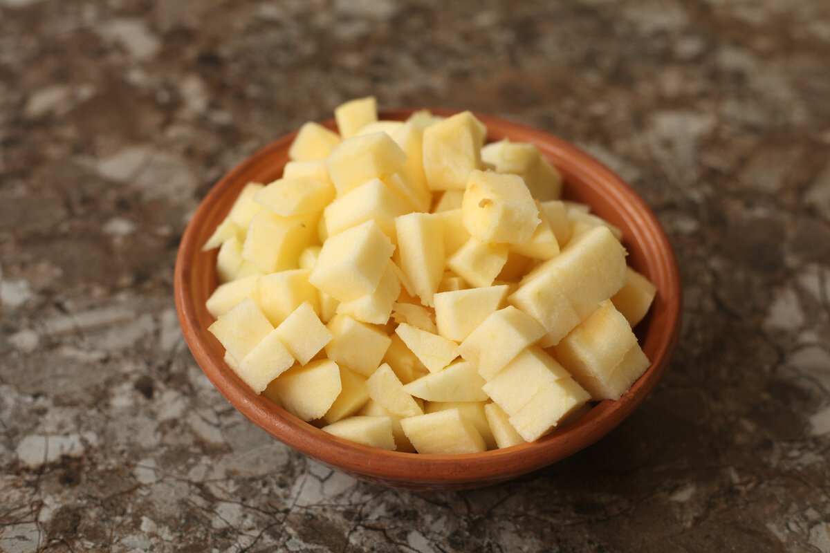 очищенные и нарезанные яблоки