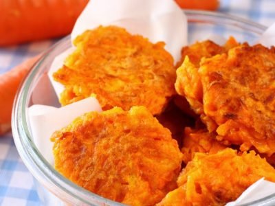 Морковные оладьи как в детском саду: малыши оценят