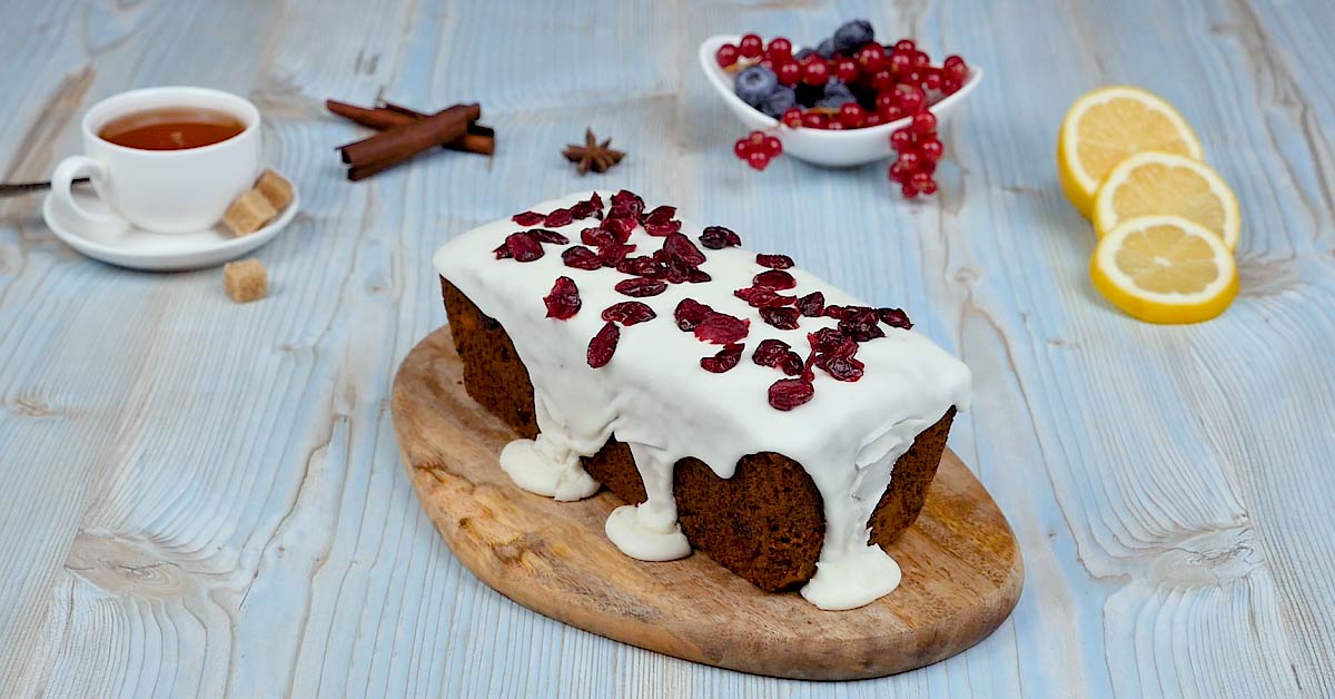 готовый кекс на деревянной доске