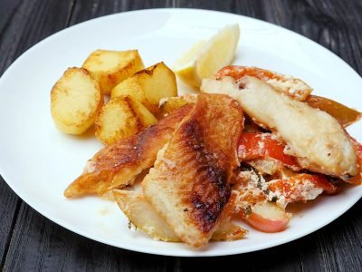 Морской окунь с фруктами