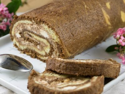 Мраморный бисквитный рулет