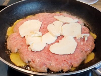 Мясная запеканка на сковороде