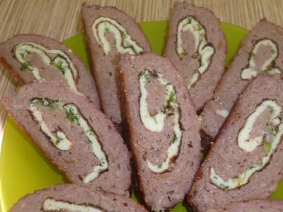 Мясной рулет из фарша с начинкой
