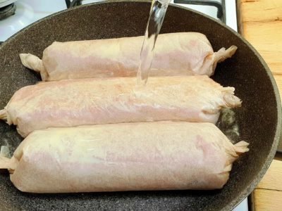 Мясной рулет с яйцом и сыром в пергаменте